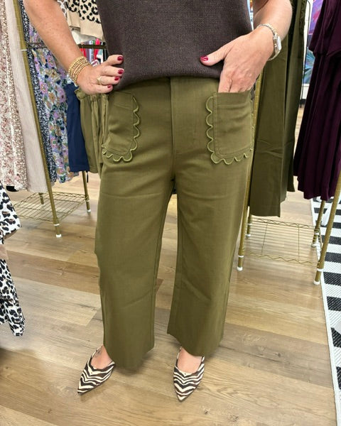 Cropped Scalloped Pocket Pant